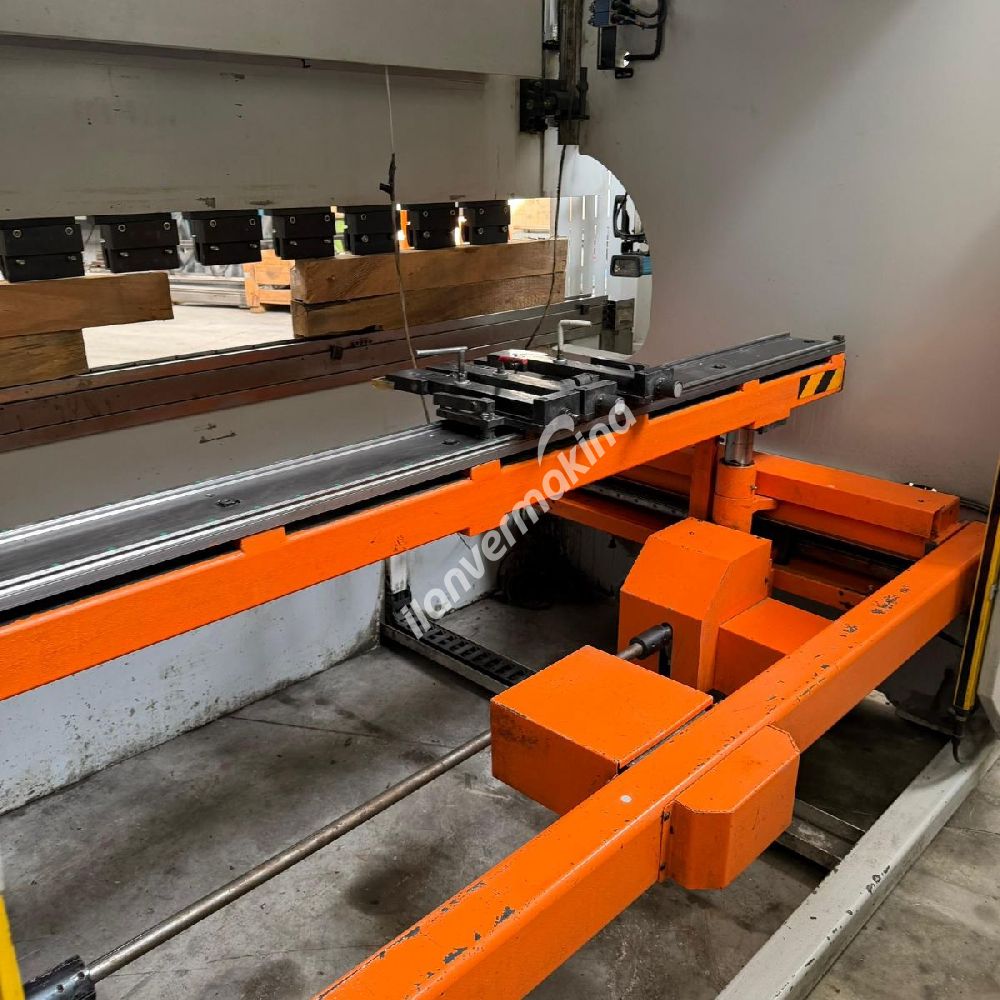 ERMAKSAN MARKA 3 METRE 135 TON 4 EKSEN CNC HİDROLİK ABKANT PRES
