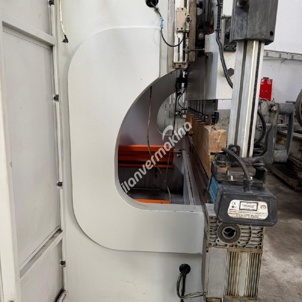 ERMAKSAN MARKA 3 METRE 135 TON 4 EKSEN CNC HİDROLİK ABKANT PRES