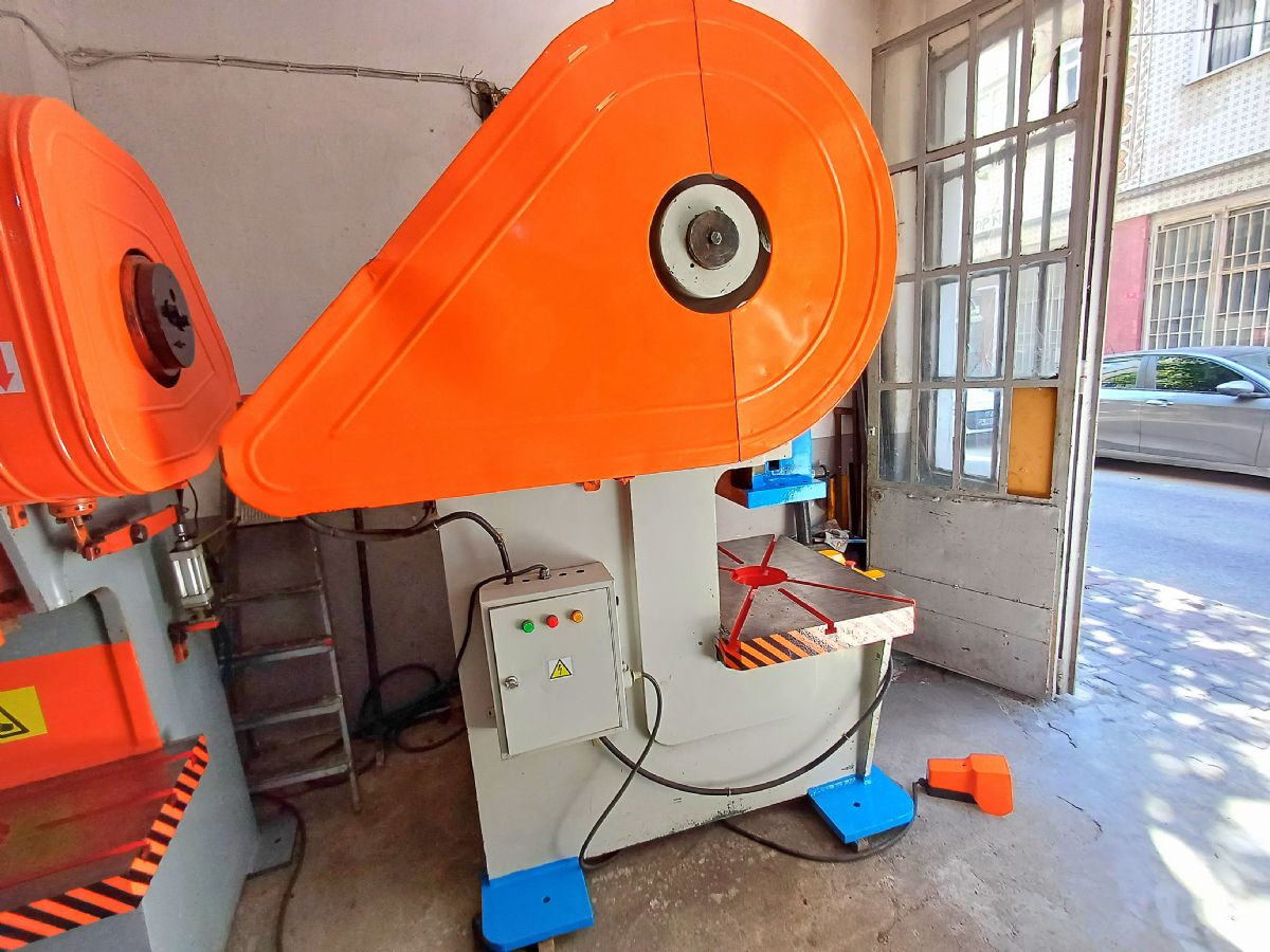 125 TON ÇELİK GÖVDE EKSANTRİK PRES