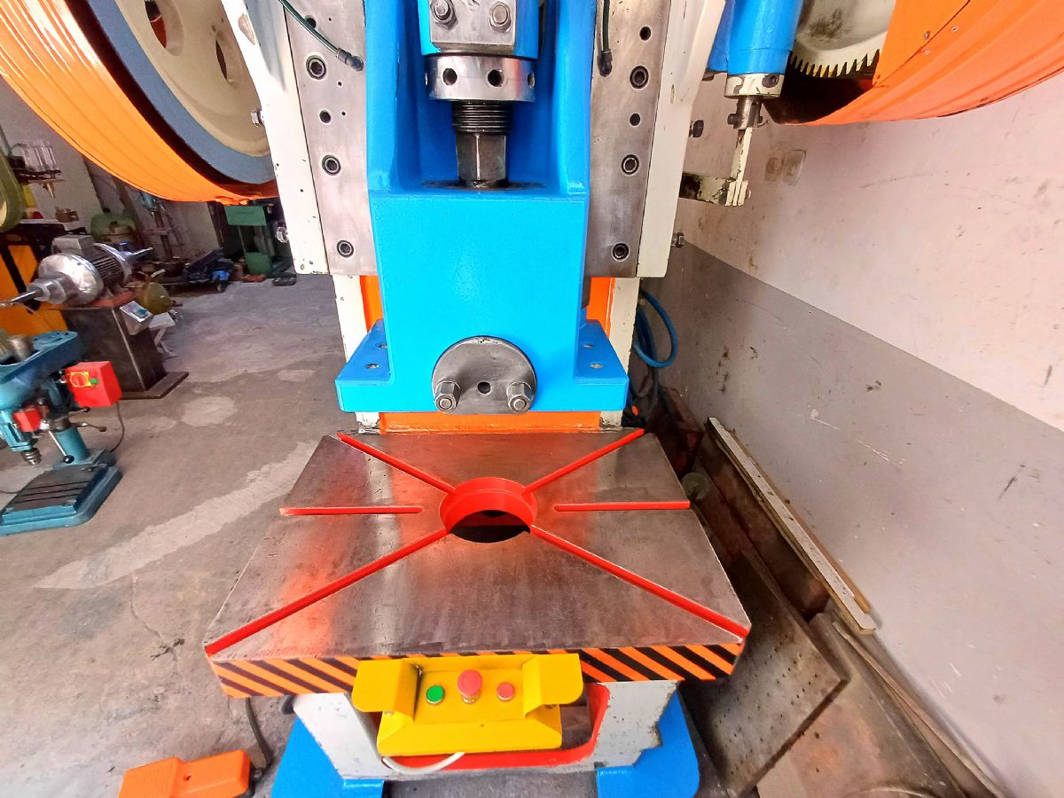 125 TON ÇELİK GÖVDE EKSANTRİK PRES