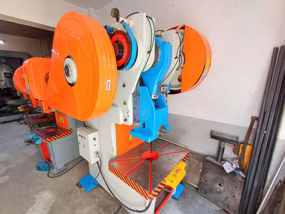 125 TON ÇELİK GÖVDE EKSANTRİK PRES