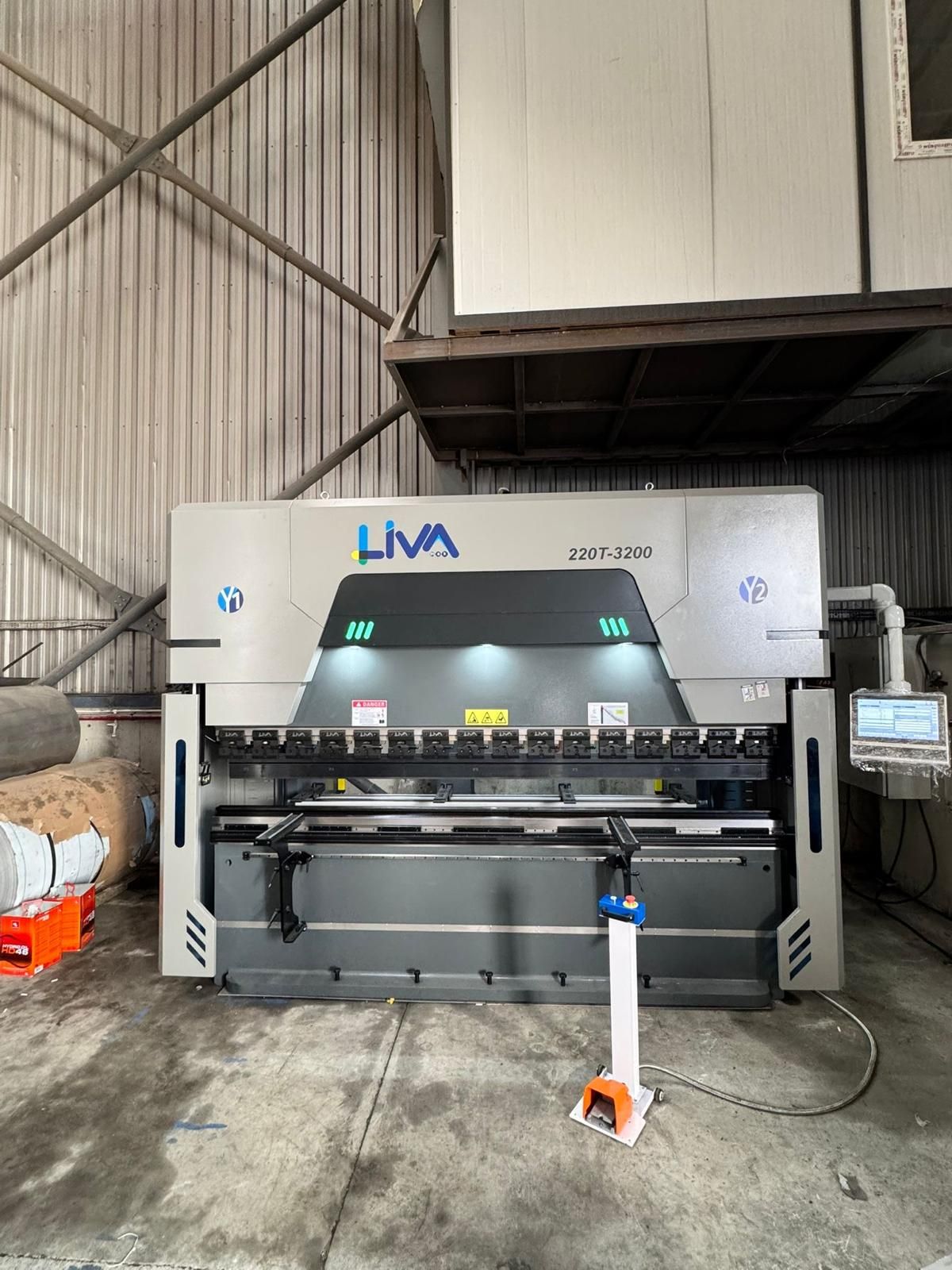 LİVA 3200X135 TON CNC HİBRİT ABKANT PRES- 4 EKSEN MOT. BOMB.
